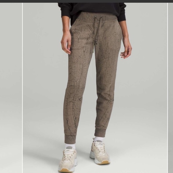 Lululemon Warm Down Jogger *7/8 Length
Thread Dye Rover Black 6 - Picture 3 of 11